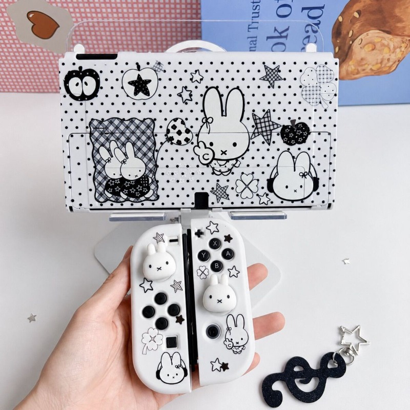 Gaming Console In - ニンテンドースイッチOLED用、かわいいミッフィーの保護ケース。ソフト素材の分割デザインで、コントローラーカバーと本体シェルを保護し、ゲームプレイを安全に。